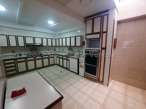 Se Alquila Casa, Para Uso Comercial . En Los Palos Grandes. 24-18111