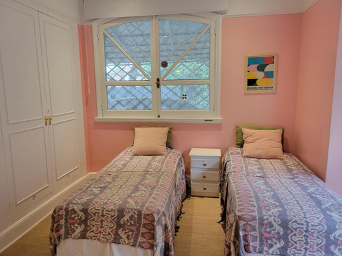Casa De Estilo En Barrio Parque