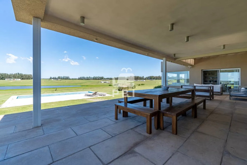 Casa 6 Dormitorios En Laguna De Los Cisnes, Punta Ballena - Ref : Pbi2871