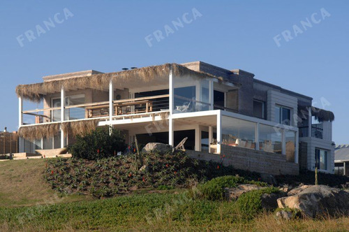 Casa Frente Al Mar En El Pueblo De José Ignacio.  (ref: Fro-421)