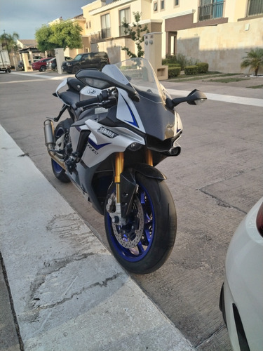 Yamaha  R1 M1 2015