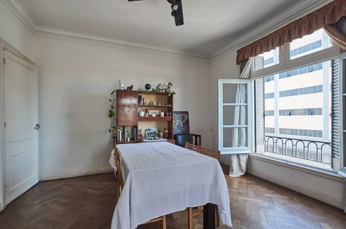 Piso De Dos Dormitorios Y Escritorio En Edificio Con Todo El Esplendor Del Estilo Europeo