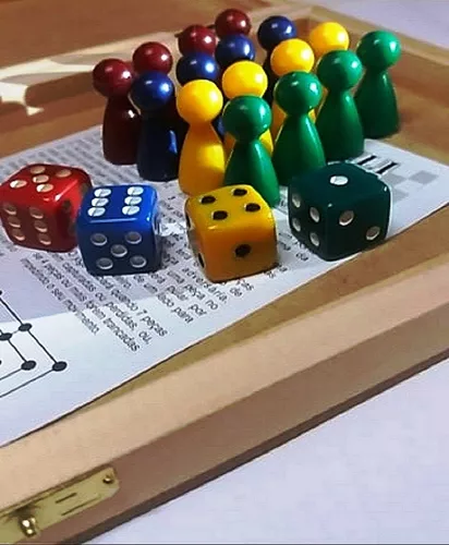 Jogo de Tabuleiro Ludo Estojo De Plástico Portátil 2 e 4 jogadores pessoas