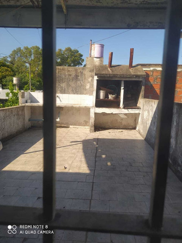 Casa Con Local Al Frente Y Fondo Libre Con Galpon. Quilmes