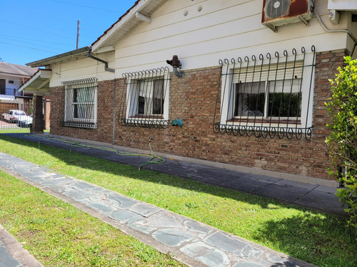Solido Chalet De 4 Ambientes Con Lote Parquizado