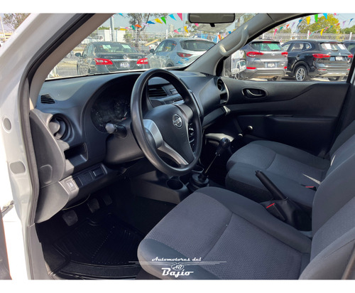 Nissan NP300 T/M DOBLE CABINA S AC PAQ SEG 6VEL