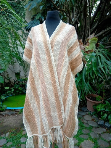 Imagen 2 de 3 de Ruana, Pura Lana Blend Merino, Hecha A Mano. Mod. Quebracho