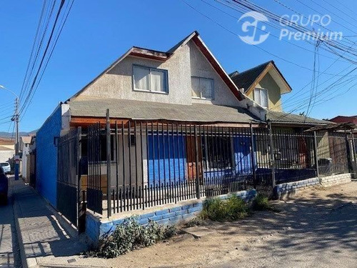 Casa Esquina En Venta De 4 Dorm. 2 Baños En Quillota. 