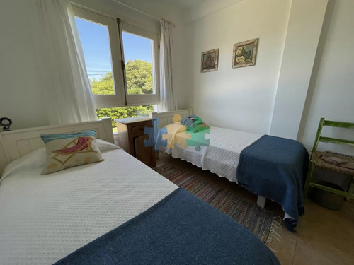 Venta De Casa Amplia De Construcción Sólida Sobre Primera Fila De Mar En La Juanita, José Ignacio - Ref : Eqp5565