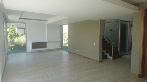 Alquiler Residencial De 6 Amb. En Barrio El Golf.