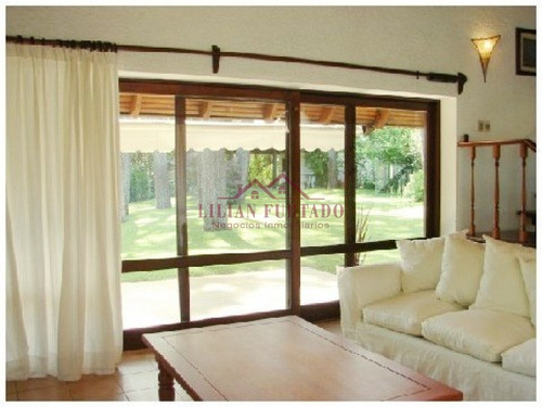 Residencia En Alquiler Anual- Ref: 863