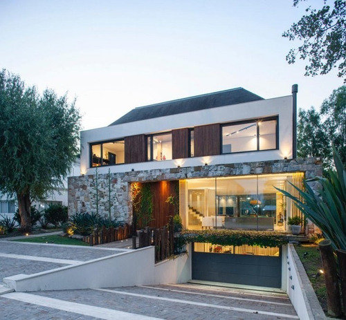 Imagen 1 de 30 de Venta Canning Barrio Privado Saint Thomas Este Espectacular Casa De Diseño Con 5 Dormitorios, 7 Baños, Quincho, Piscina Climatizada Y Parque! No Te La Pierdas!