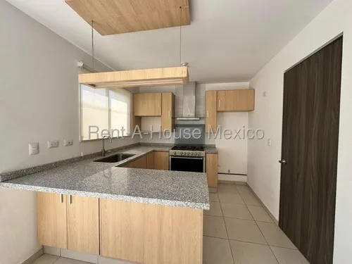 Renta. Casa De 3 Recámaras Con 1 En Planta Baja - Zákia | Rahqro