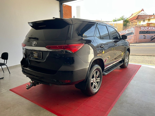 Imagem 4 de 13 de Toyota - Hilux Sw4 2.7 16v 4p Flex Sr 7 Lugares Automático