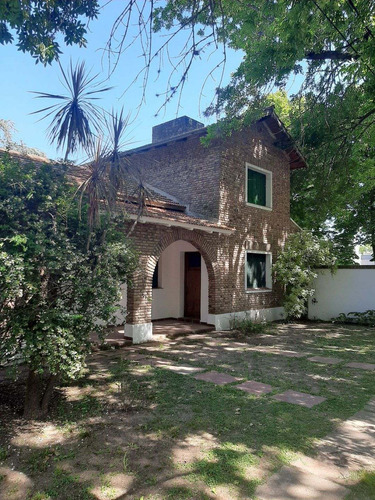 Imagen 1 de 16 de Casa Céntrica Con Jardín.
