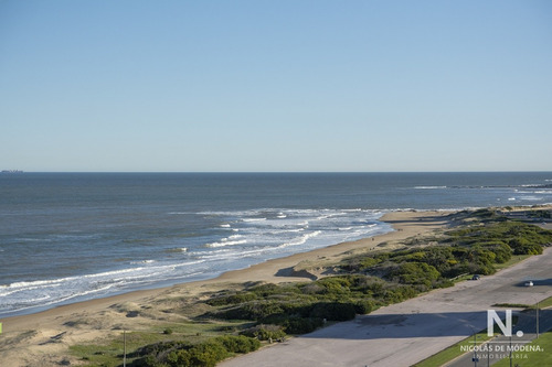 Apartamento De 3 Dormitorios En Torre Lobos Frente Al Mar, Playa Brava