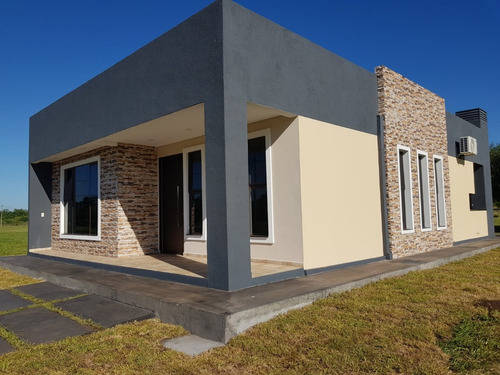 Vendo Casa A Estrenar En El Condominio Cerrado La Trinidad De Encarnación: 3 Habitaciones Y 1 Baño