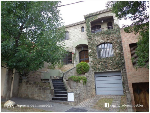 Vende: Casa 3 Dormitorios, 2 Baños, Patio, Cochera / Barrio Colinas De Velez Sarfield