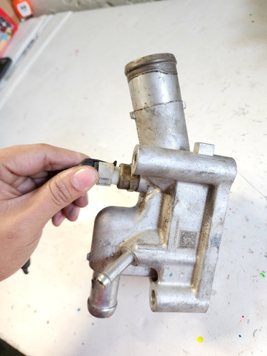 Toma De Agua Con Bulbo Sensor Aveo Ng 1.5 18-22 (Usado)