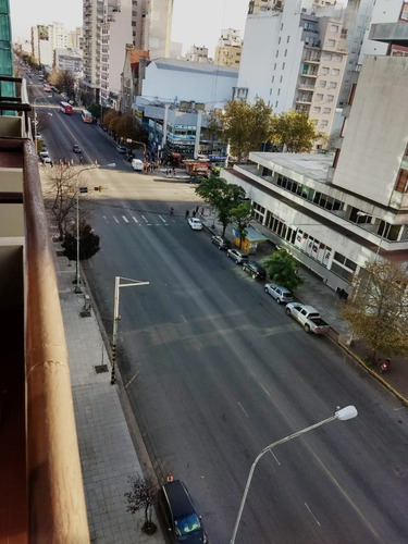 Imagen 3 de 16 de Departamento Dos Ambientes A La Calle Con Balcón.