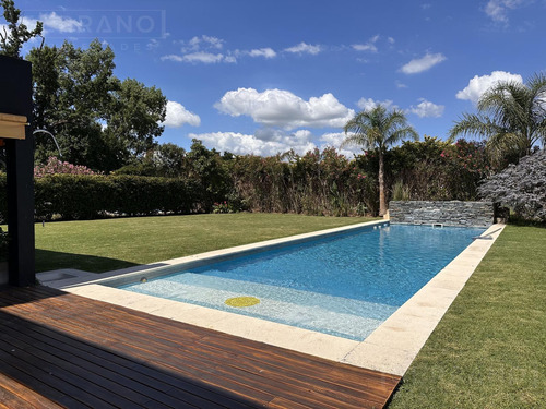 Casa En Alquiler Con Jardín Y Pileta Y En Haras Santa María, Loma Verde