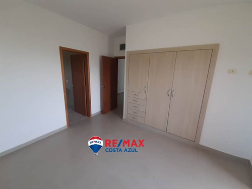 Imagen 3 de 12 de Se Vende Amplio Apartamento, Con Vista Al Mar, Planta Electrica Total, En Tucacas, Edificio Marian Suites