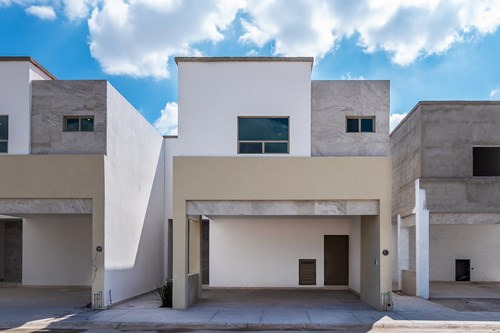 Casa Nueva A La Venta Con 4 Recamaras Una De Ellas En Planta Baja, Con Vestidor Y Baño, Ubicada ...