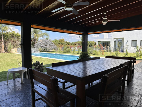 Casa En Alquiler Con Jardín Y Pileta Y En Haras Santa María, Loma Verde