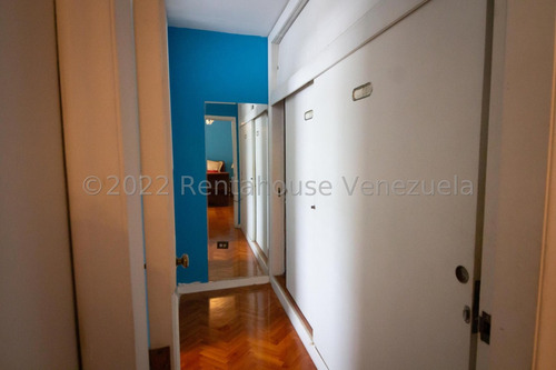 Bella Casa, Con Amplios Espacios Y Jardines Ubicada En Calle Cerrada. 25-17564.