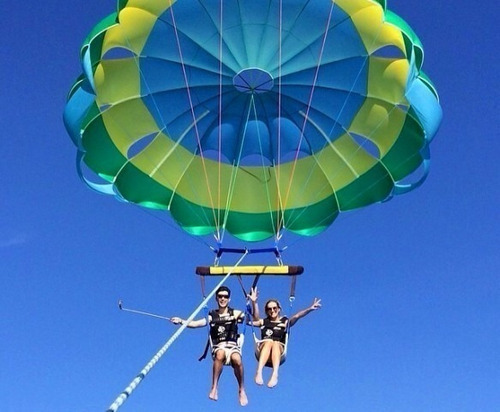 Vuelo en paracaídas, lanchas rápidas tiradas, acampada, deportes extremos