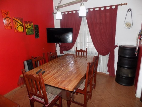 Imagen 10 de 30 de Chalet De 4 Ambientes Desarrollado En 2 Plantas.