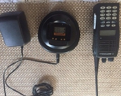 Radio Motorola Comunicaciónrango Bajo Pantalla Uhf Cargador (Usado)