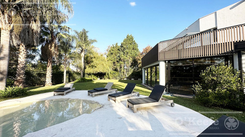 Imagen 6 de 30 de Casa En Venta De Categoría De Seis Ambientes En Abril Club De Campo