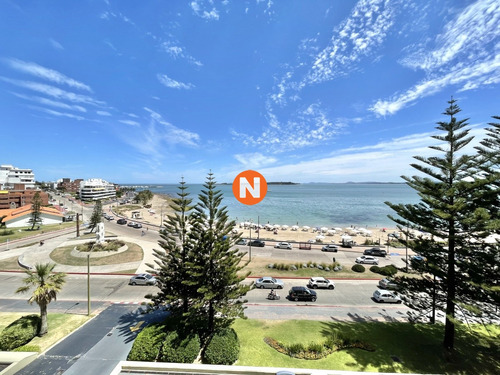 Venta De Apartamento De 4 Dormitorios Frente Al Mar En Mansa Punta Del Este 