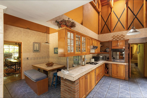 Casa Chilena Venta De 6 Dorm., 5.200mts2, Piscina, En Colina