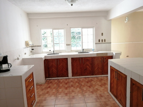 Vendo Belleza De Casa, Sector Preferencial, Amplio Jardin