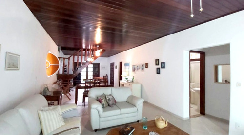 Casa A 200 Mts Da Praia. Lugar Muito Tranquilo Seguro Em Bairro Nobre. Casa Isolada. Estrutura Do Telhado Reformada - Madeiramento Com Manta. Parte Elétrica Revisada E Fiação Novos