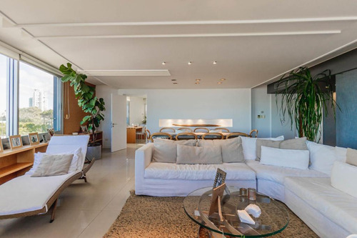 Departamento A La Venta En Punta Del Este Frente A Playa Brava De 4 Dormitorios, Todos En Suite