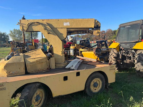 Grua Milanese 3000kg Perkins Diesel