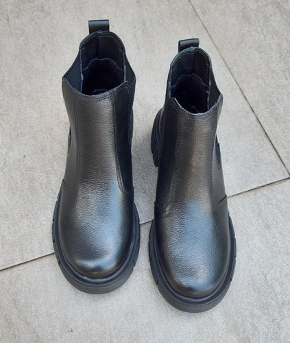 Imagem 6 de 6 de Bota Feminina Tratorada Chelsea Elástico Cano Curto Em Couro