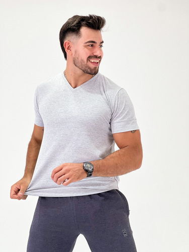 Remera Isu Hombre Algodón Cuello V Lisa
