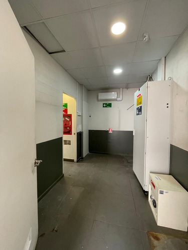 Local Comercial Con Estacionamiento A Pasos Portal Ñuñoa