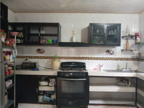 Casa En Venta En El Centro, De 6 Recamaras, Locales Y Piscina