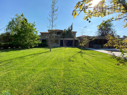 Casa En Venta De 5 Dorm. En Las Brisas De Chicureo