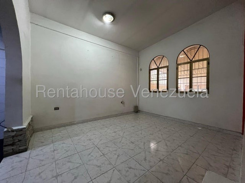 Casa En Venta Urb. Piñonal #25-17208 Rm