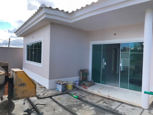 Imagem 3 de 17 de Ótima Casa Linear, De 03 Quartos, Sendo 01 Suíte, Sala Ampla Em Dois Ambientes, 01 Banheiro Social, Cozinha, Área De Serviço, E 02 Vagas De Garagens. - 863 - 69399334