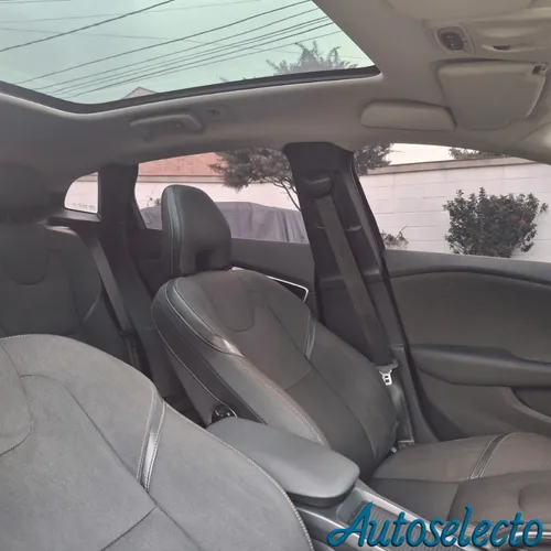 Volvo V40 1.6 T4 Cross Country Kinetic Fwd
