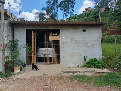 Casa 4 Cômodos E Dois Banheiros