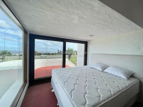 Casa En Venta Sobre La Ruta, Frente Al Mar Punta Del Este.