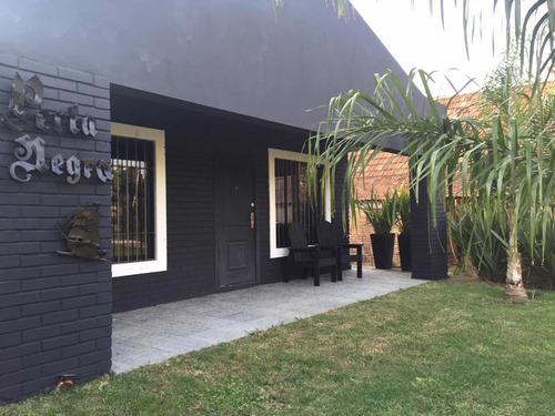 Imagen 2 de 14 de Perla. Negra Casa Sólida Gran Parque 1 Cuadra Del Mar